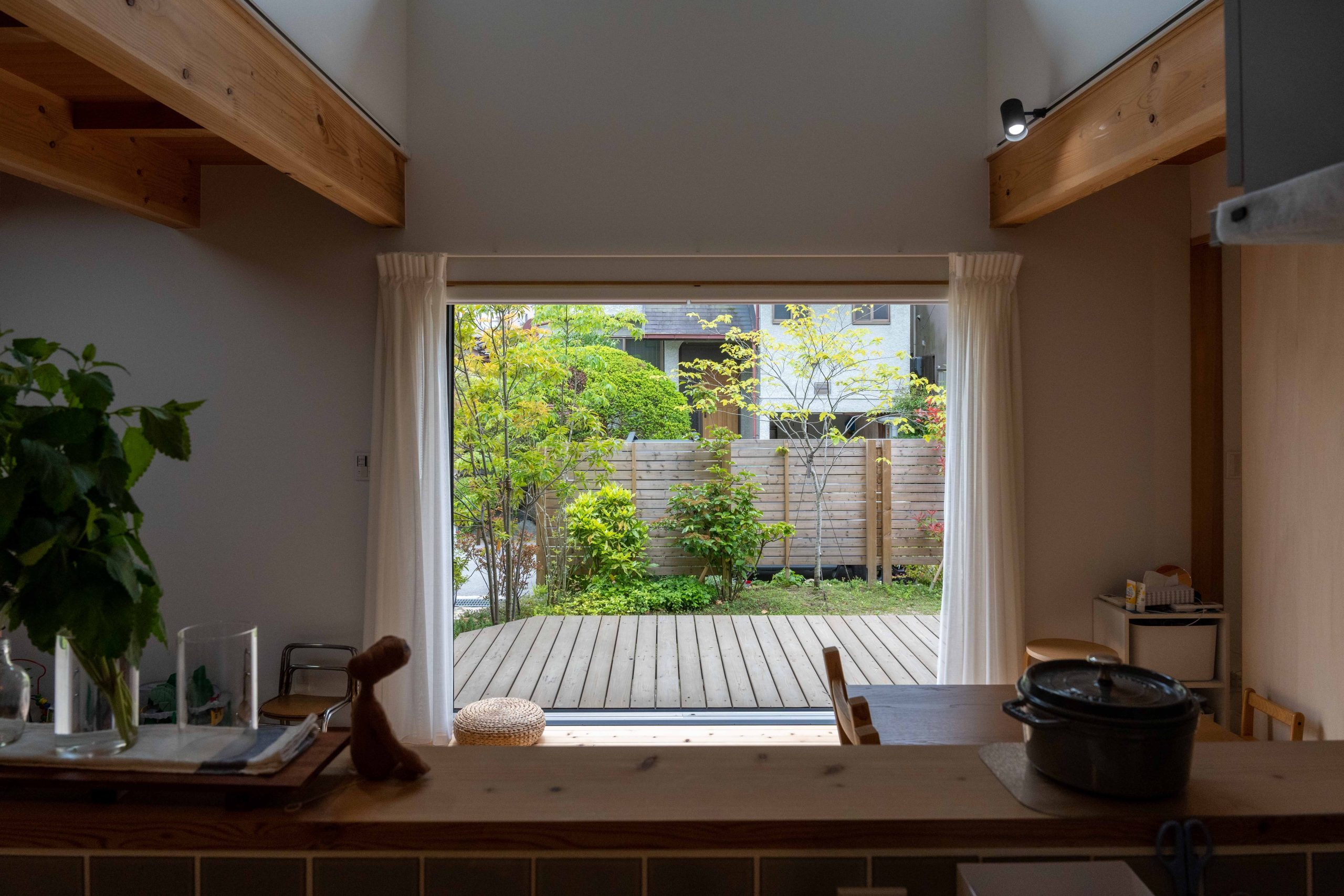 庭と共に暮らす家