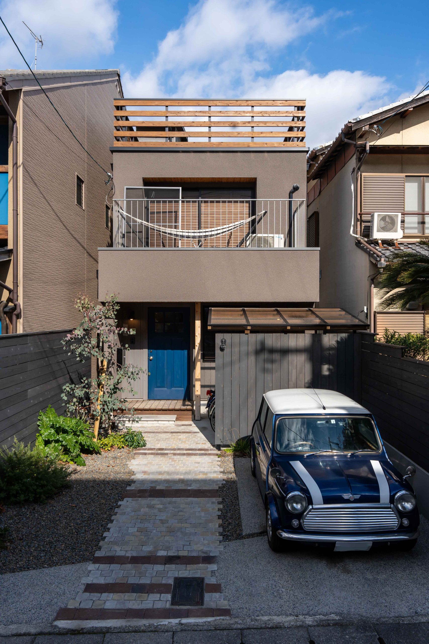 屋上に芝生のある狭小住宅