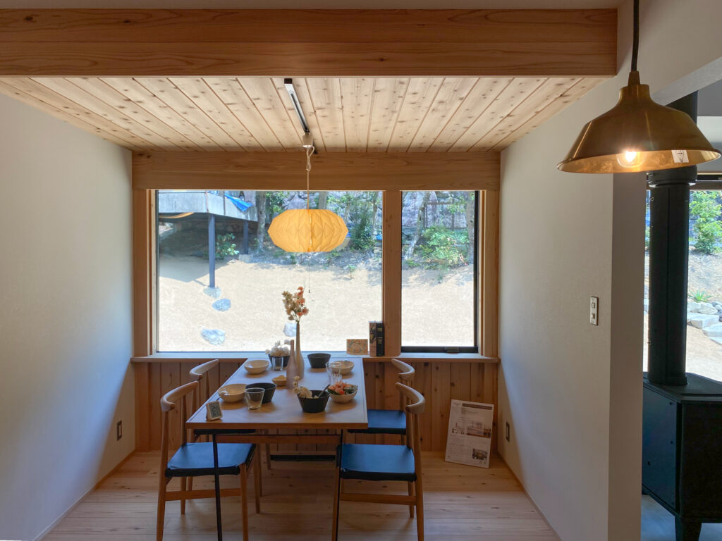 ダイニング　無垢杉　無垢床