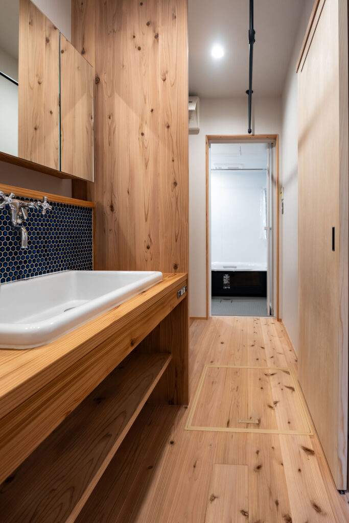 造作洗面　脱衣所　無垢杉　無垢床　アイアンハンガーパイプ