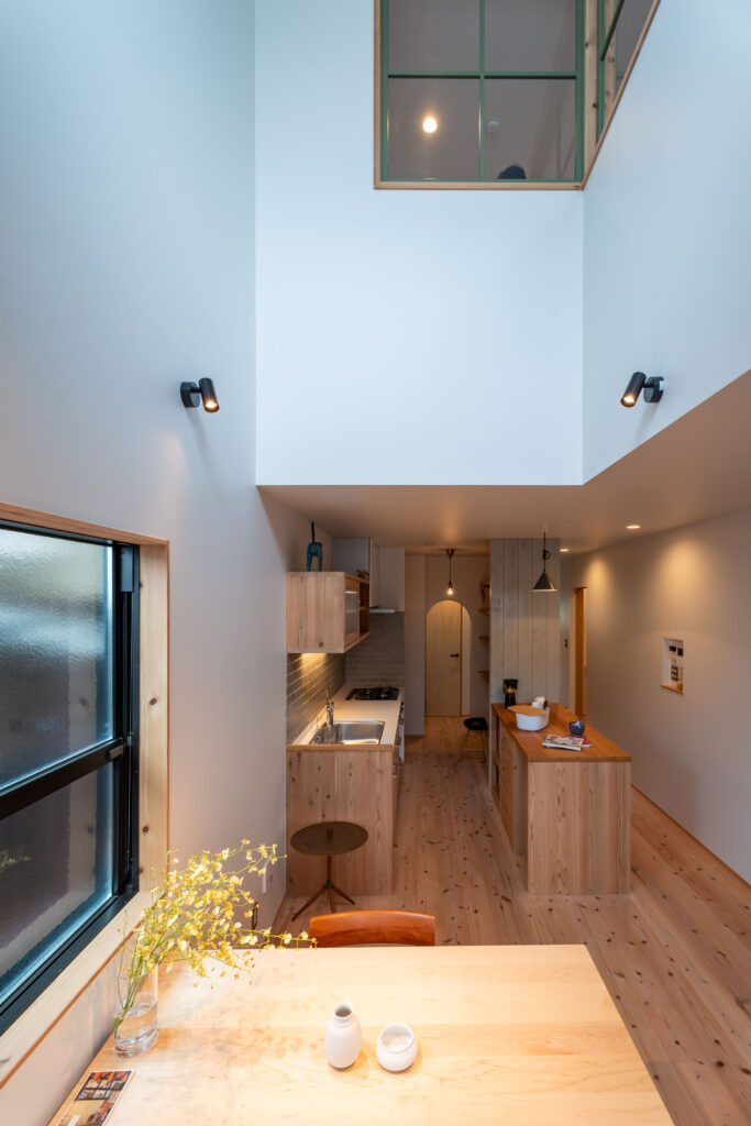 吹抜け　LDK　リビング　ダイニング　室内窓