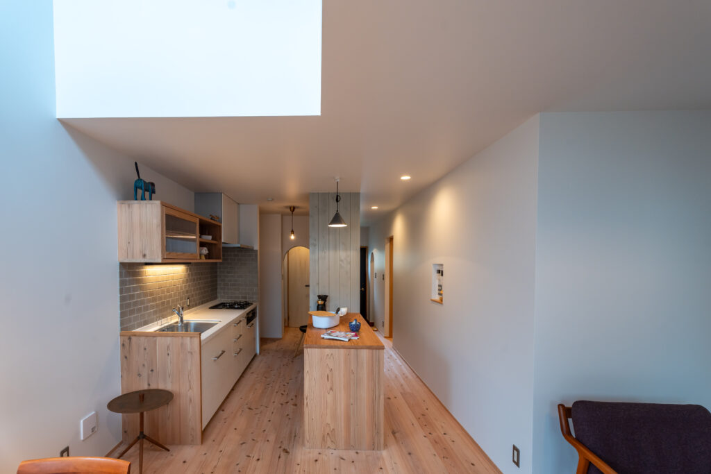 リビング　LDK　造作カウンター　吹抜け