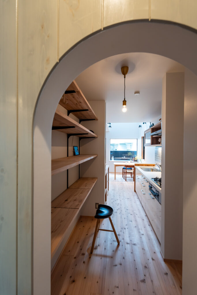 パントリー　アーチの入り口　可動棚