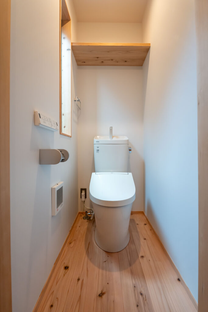 トイレ　無垢杉　無垢床　