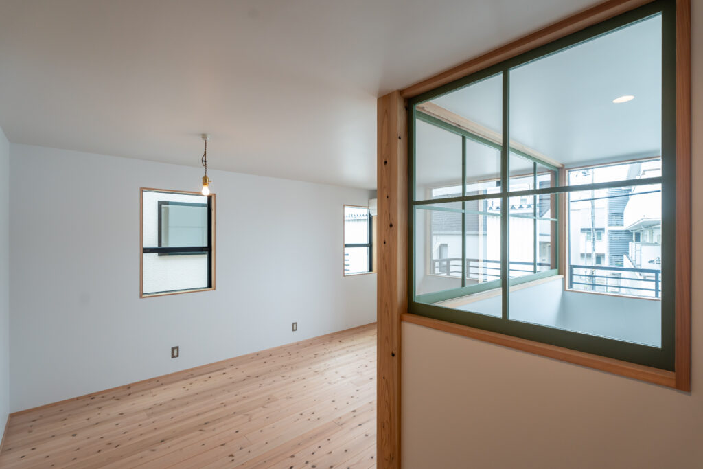 寝室　室内窓　バルコニー　吹抜け