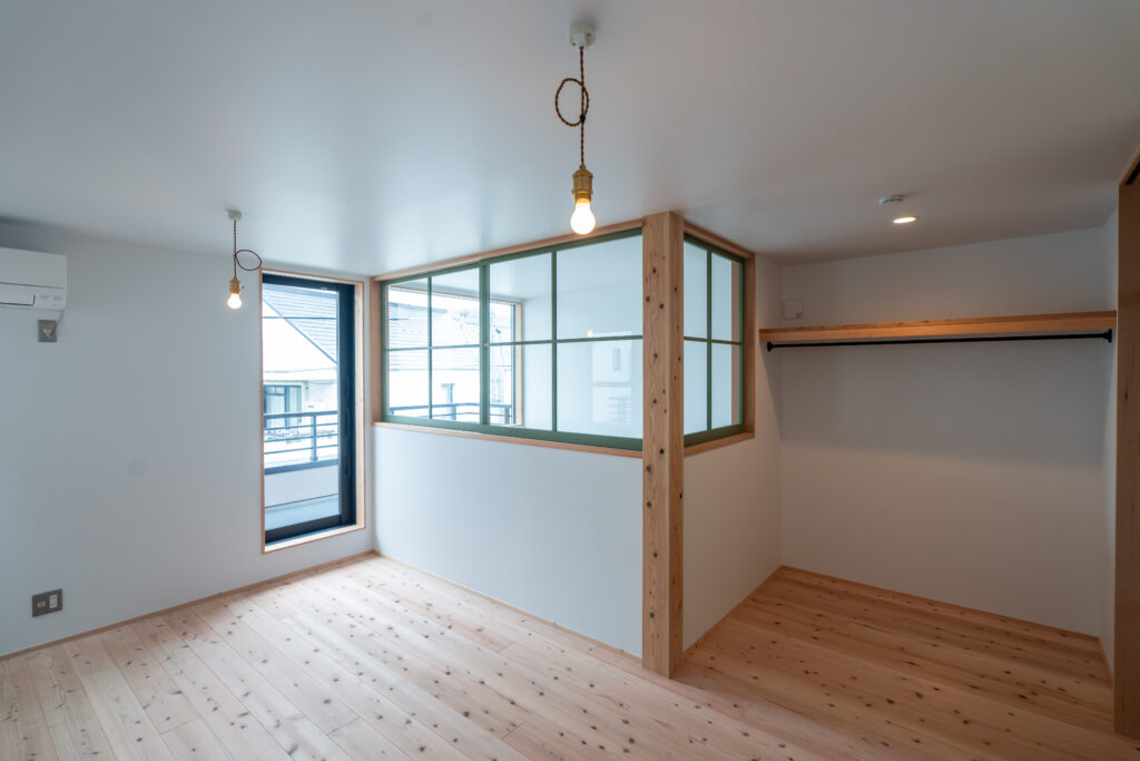 寝室　室内窓　バルコニー　オープンクローゼット