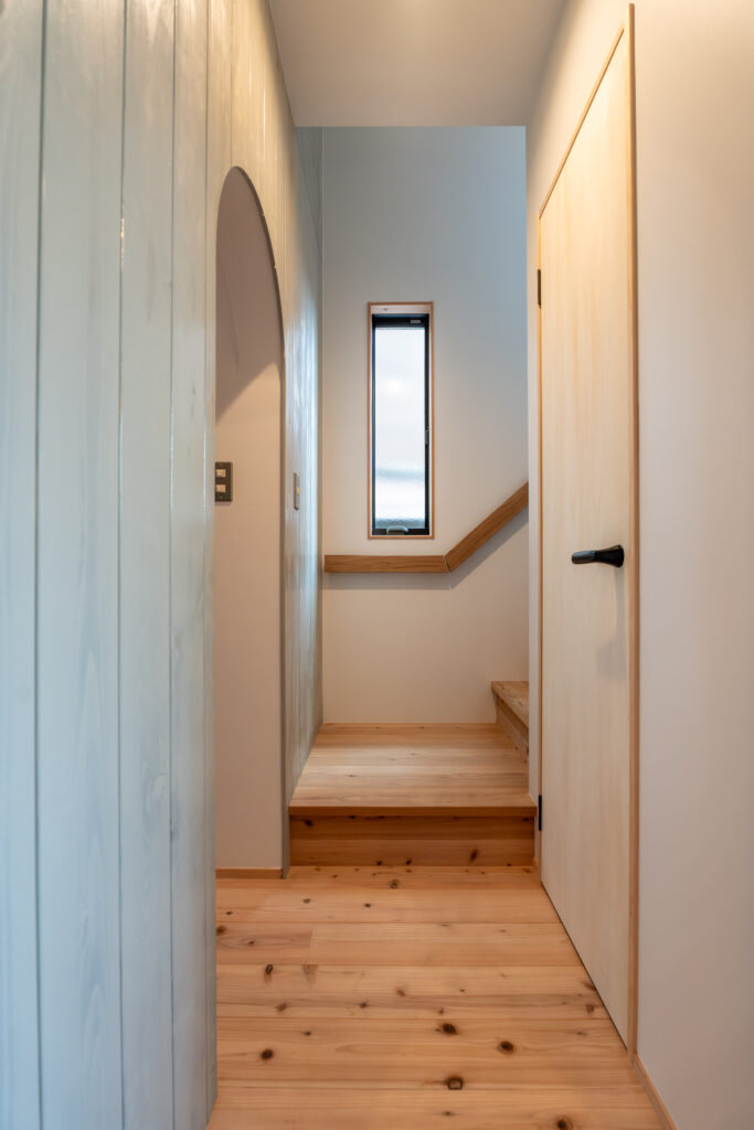 階段　アーチの入り口