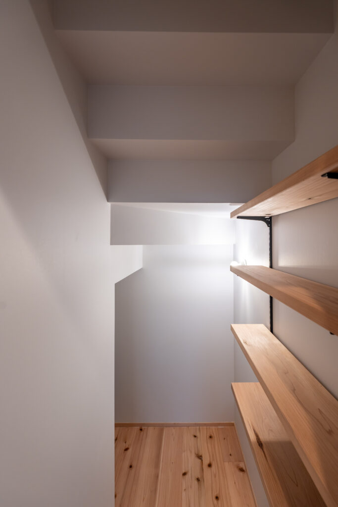 階段下収納　可動棚