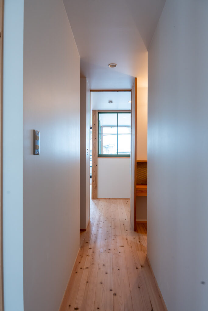 2階　無垢杉　無垢床　室内窓