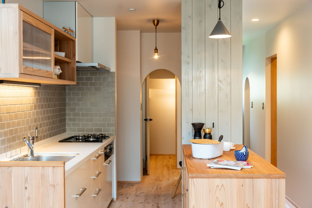 キッチン　タイル　造作カウンター　アーチ