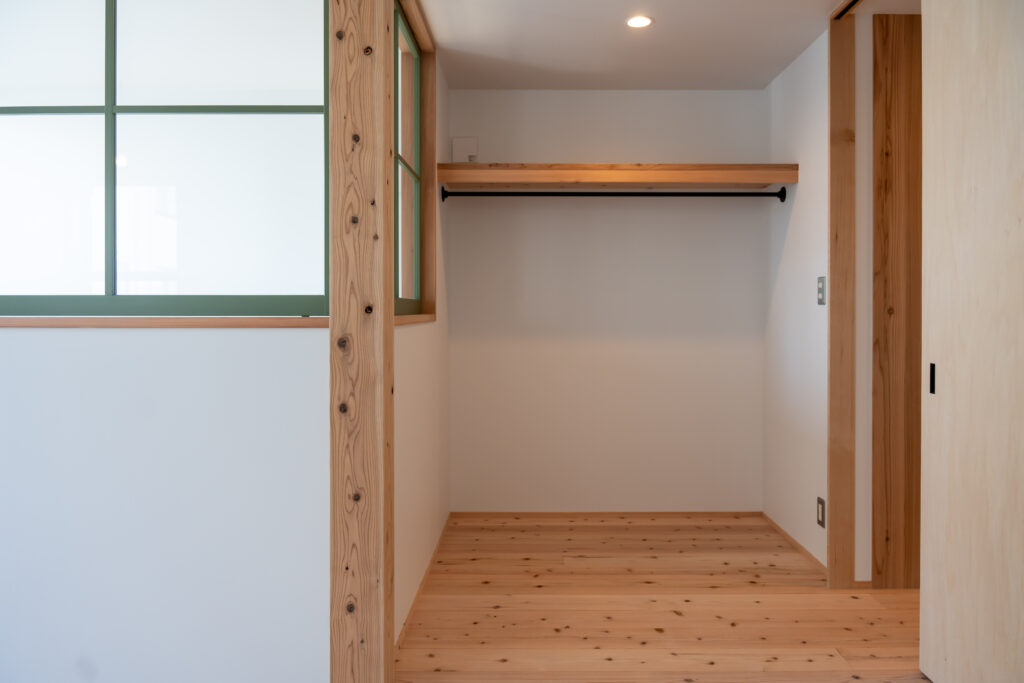 寝室　室内窓　オープンクローゼット