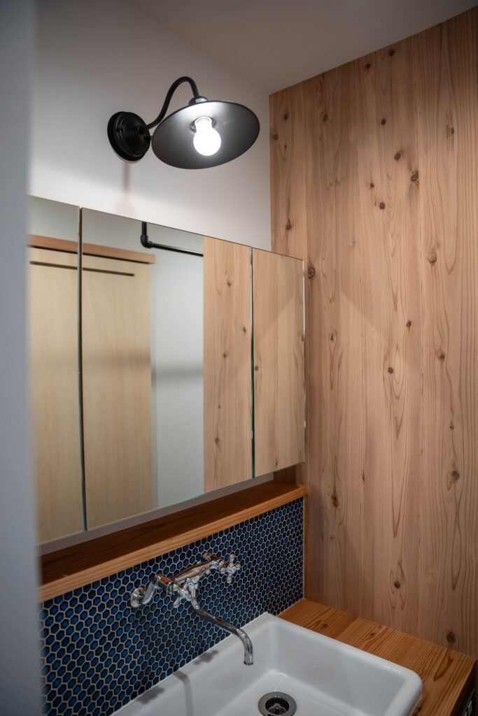 ブラケットライト　造作洗面　タイル貼り