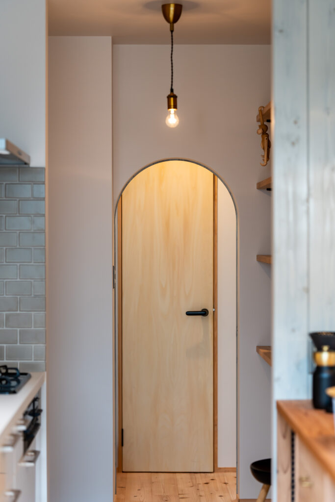 アーチの入り口　パントリー