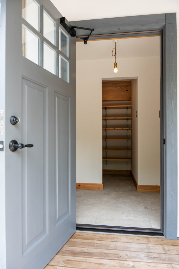 玄関　シンプソン　玄関ドア　シューズクローク　タイル張り　ウッドデッキ
