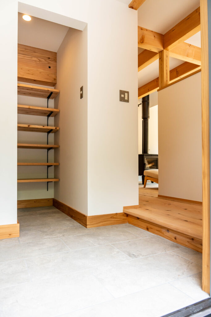 玄関　シューズクローク　タイル張り　可動棚