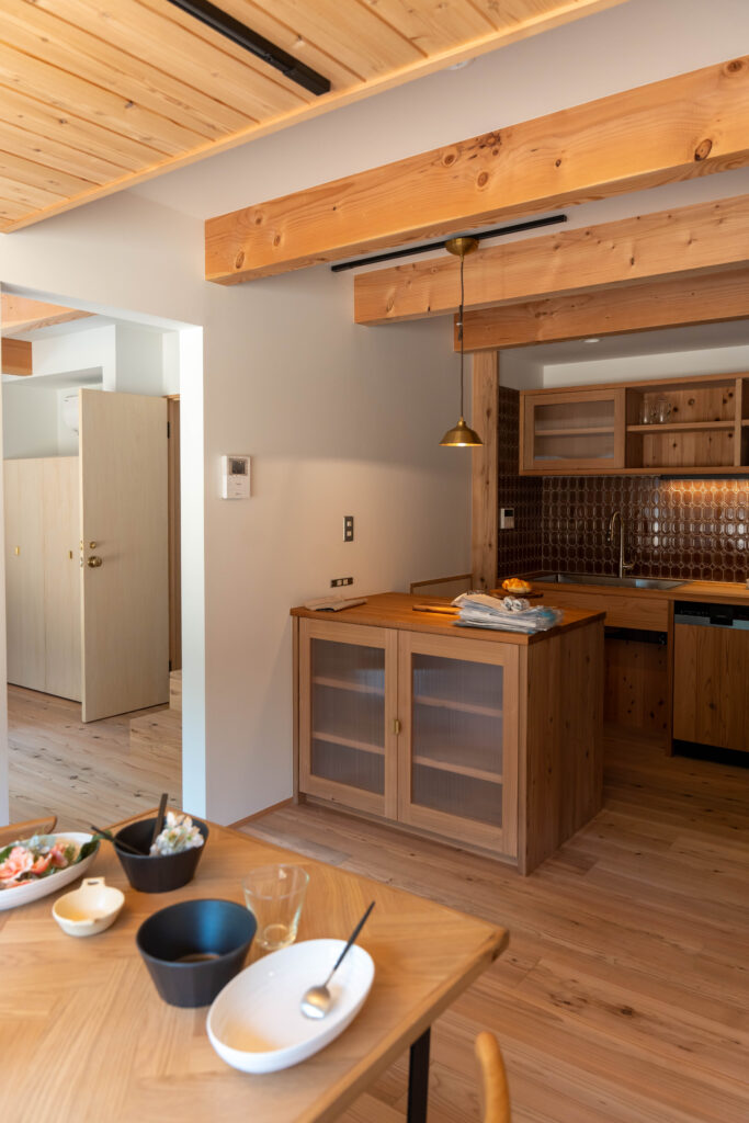 ダイニング　造作カウンター　造作キッチン　タイル張り