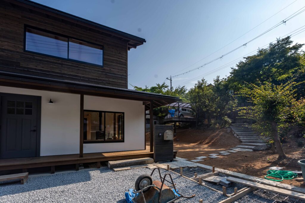 ヤマネコハウス　広い庭　杉板張り　サイディング