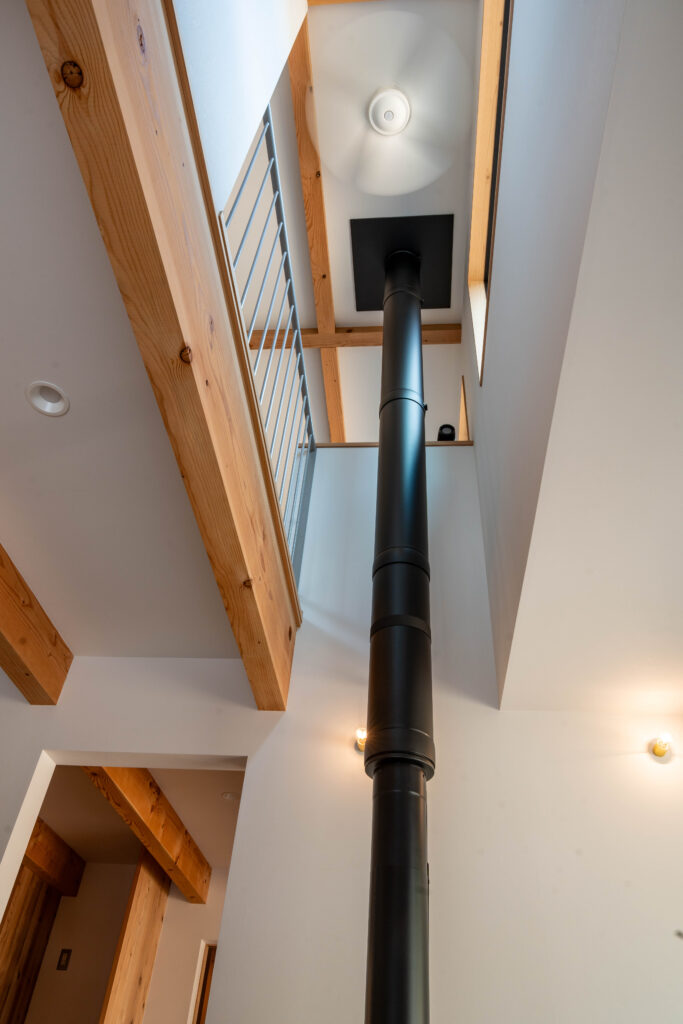 吹抜け　薪ストーブ　煙突