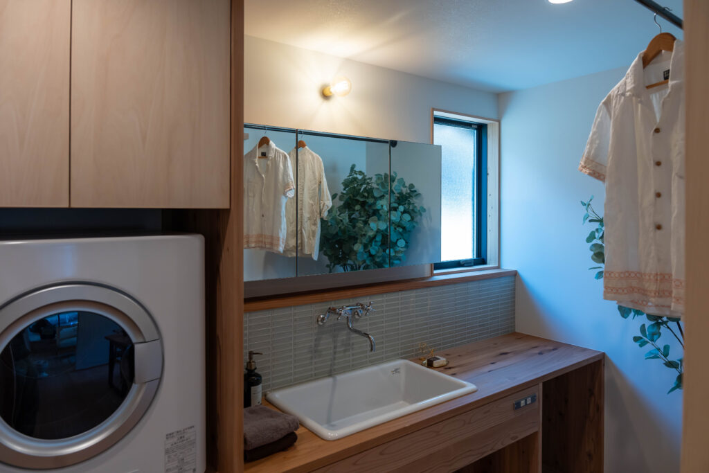 造作洗面　タイル張り　三面鏡　乾太くん