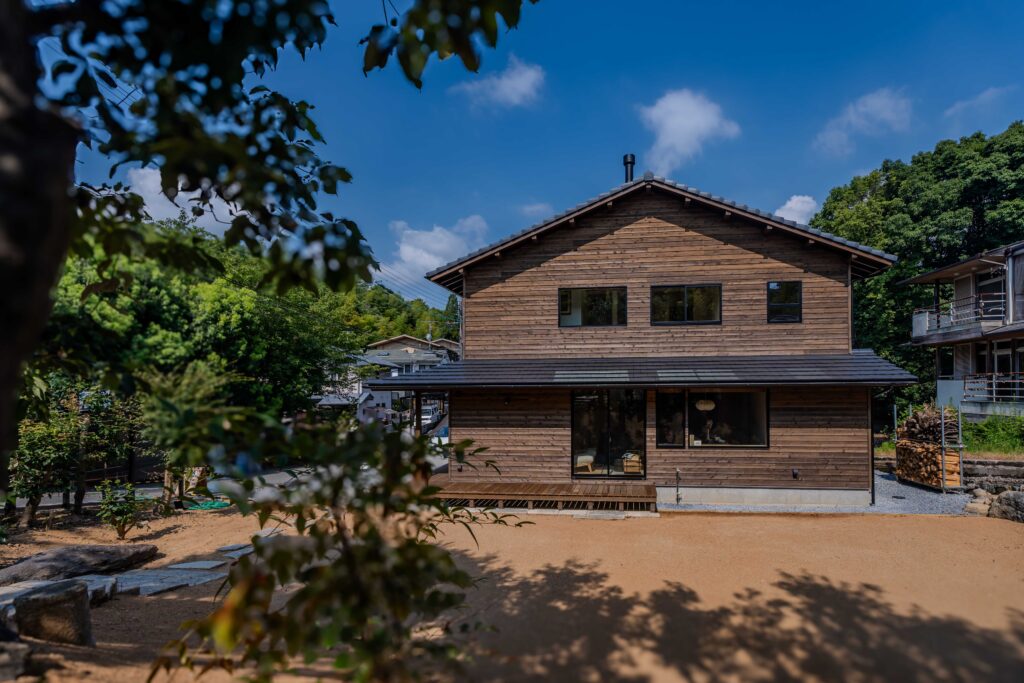 ヤマネコハウス　外観　煙突
杉板張り