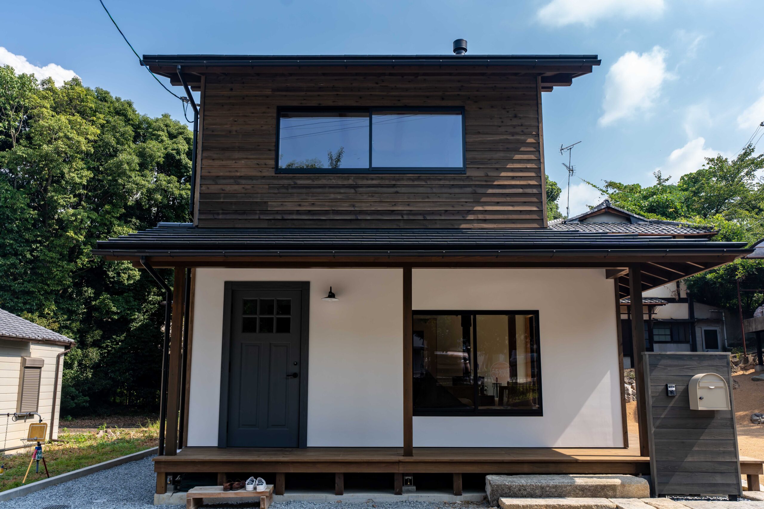 薪ストーブのある小さな木の家