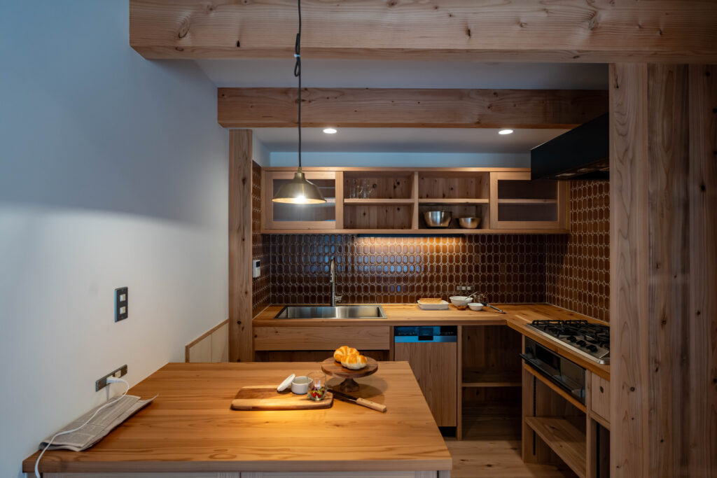 造作キッチン　造作カウンター　梁見せ　タイル貼り　ガゲナウ