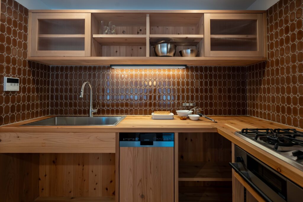 造作キッチン　吊戸棚　タイル張り　ガゲナウ　食洗器