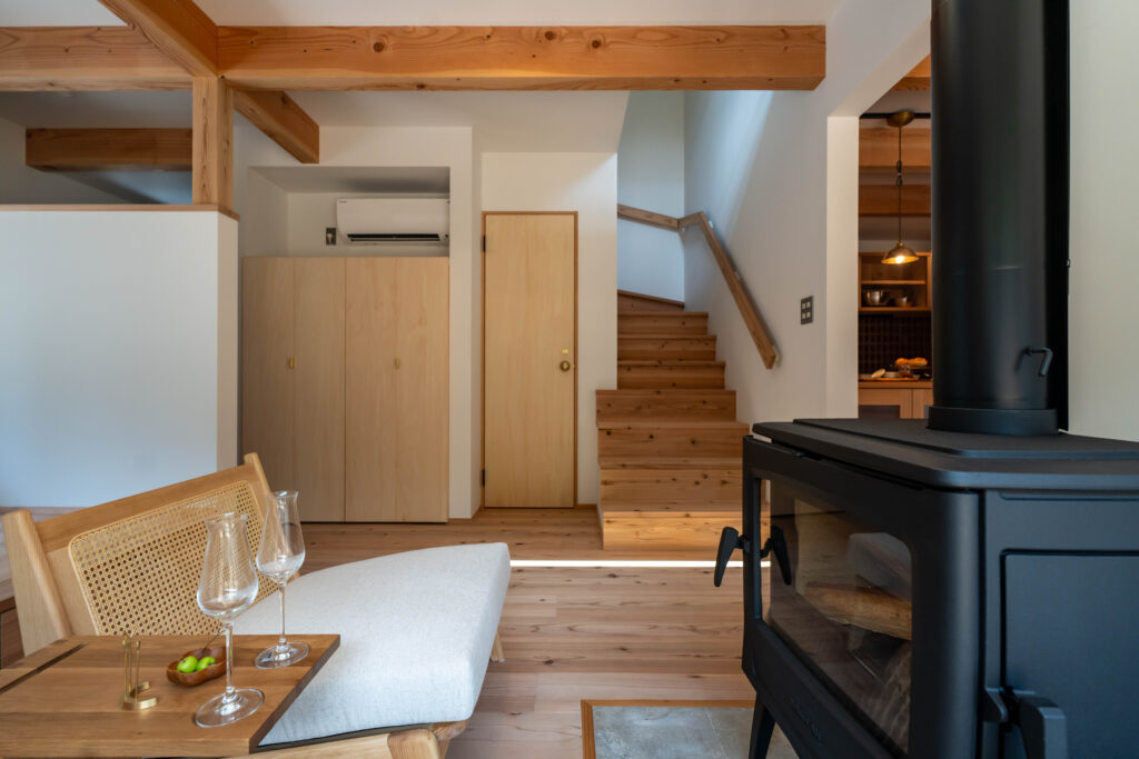 リビング　薪ストーブ　吹抜け