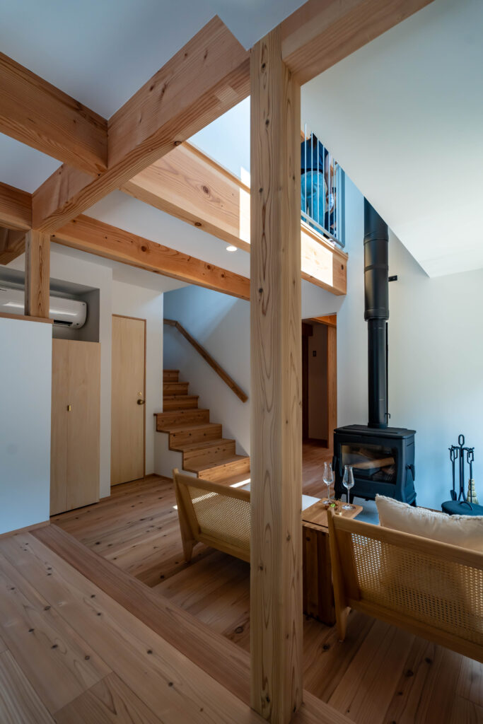 リビング　薪ストーブ　煙突　吹抜け　小上がり