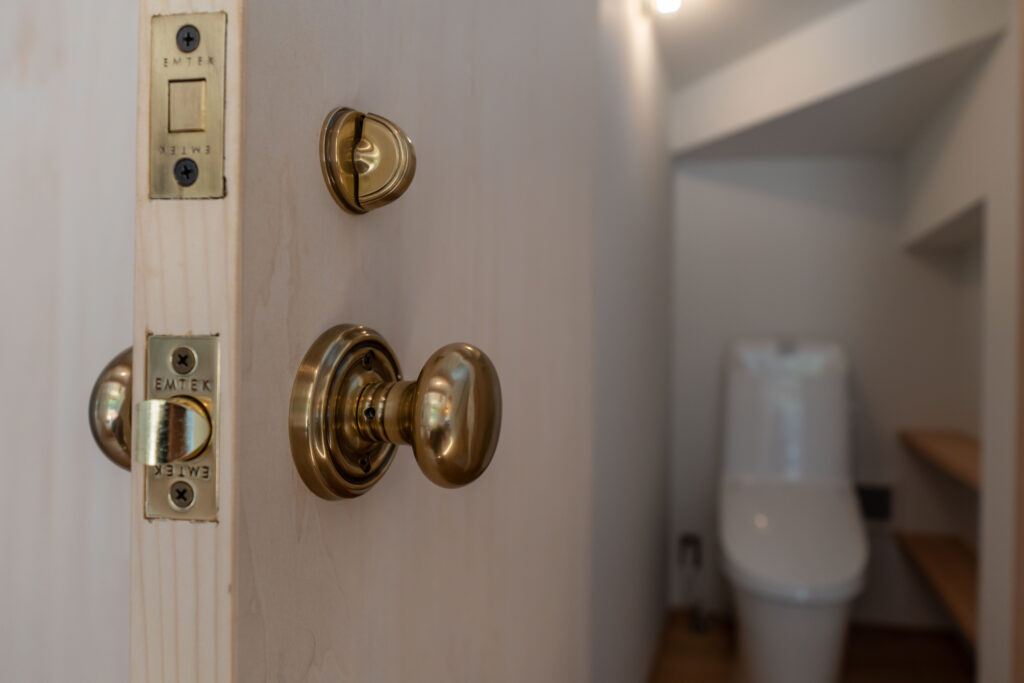 トイレ　オリジナル建具　階段下