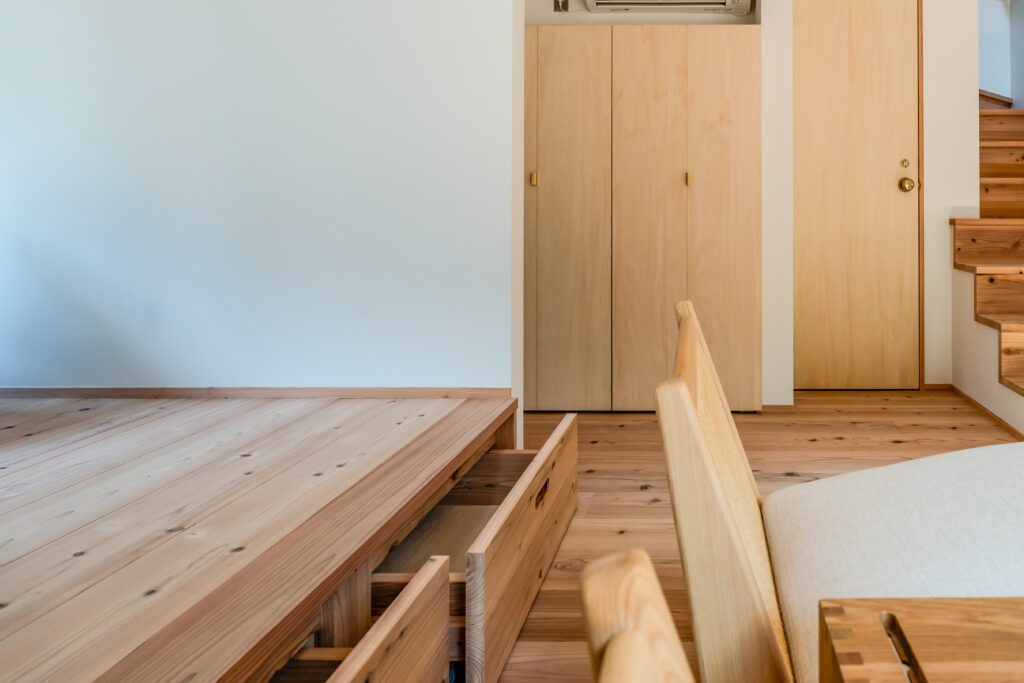 リビング　収納　小上がり