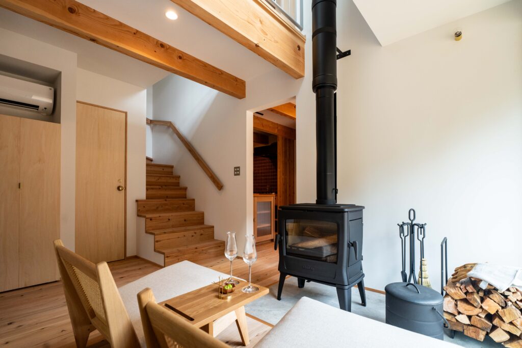 リビング　薪ストーブ　薪　吹抜け