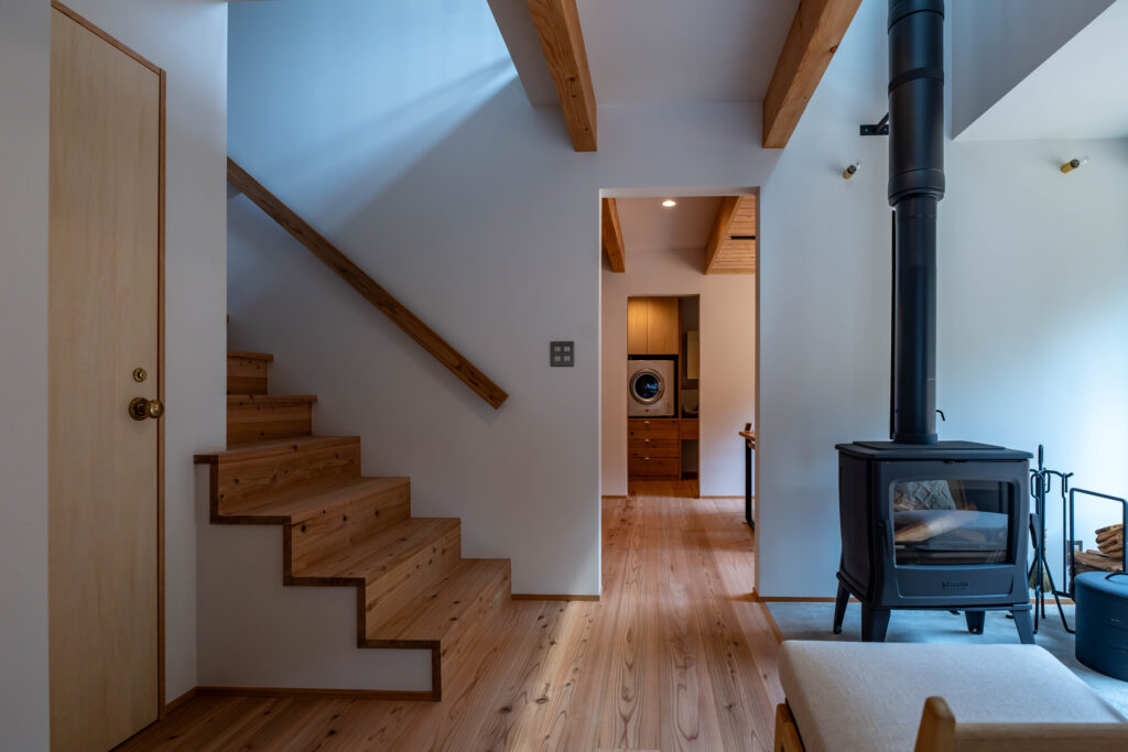 リビング　薪ストーブ　階段　吹抜け