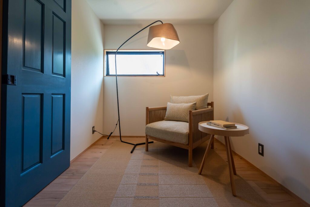 寝室　シンプソン建具　青いドア