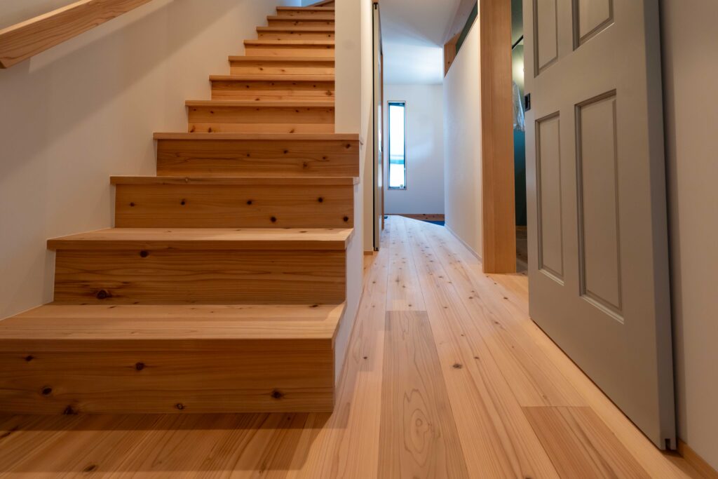 無垢の杉の家　オリジナル階段　シンプソンの建具