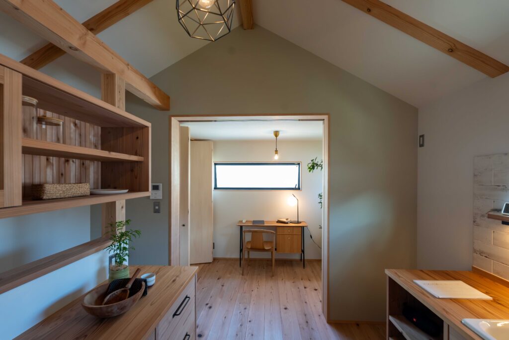 勾配天井　書斎　造作カップボード