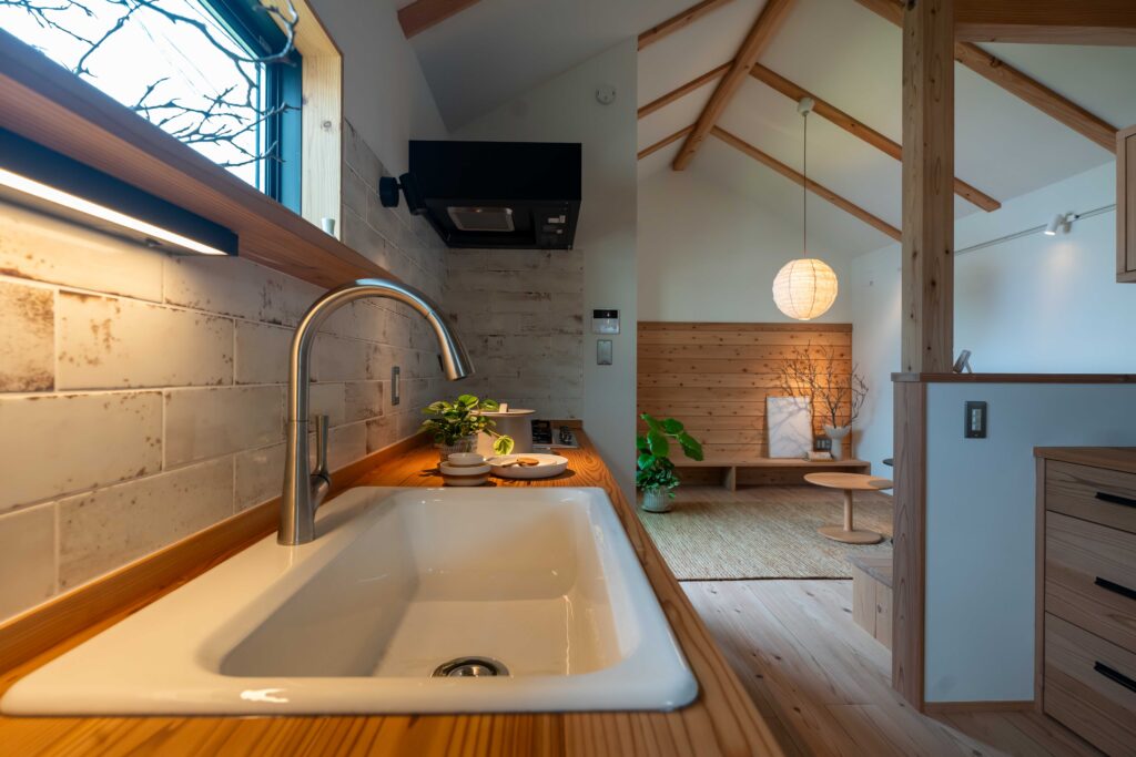 造作キッチン　KOHLER（コーラー）のシンク　水栓　toolboxのフラットレンジフード