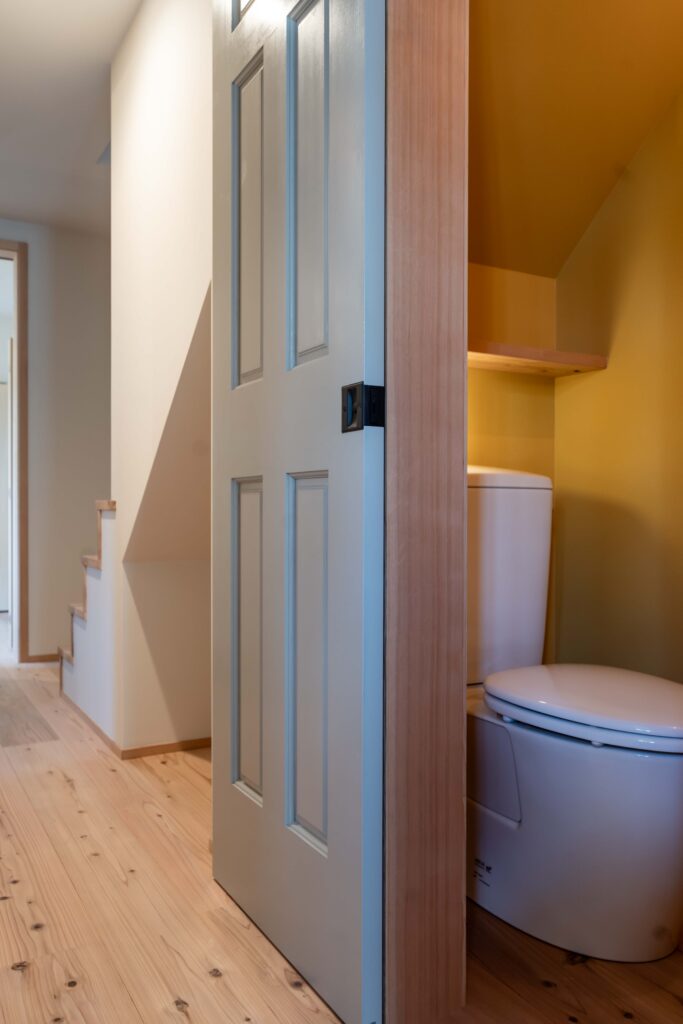 シンプソン建具　トイレ　黄色の壁紙
