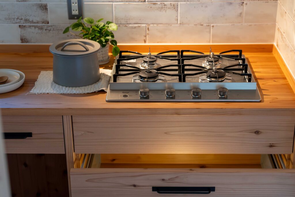 リンナイ４口ガスコンロ　ガスキッチン　造作キッチン　杉板
