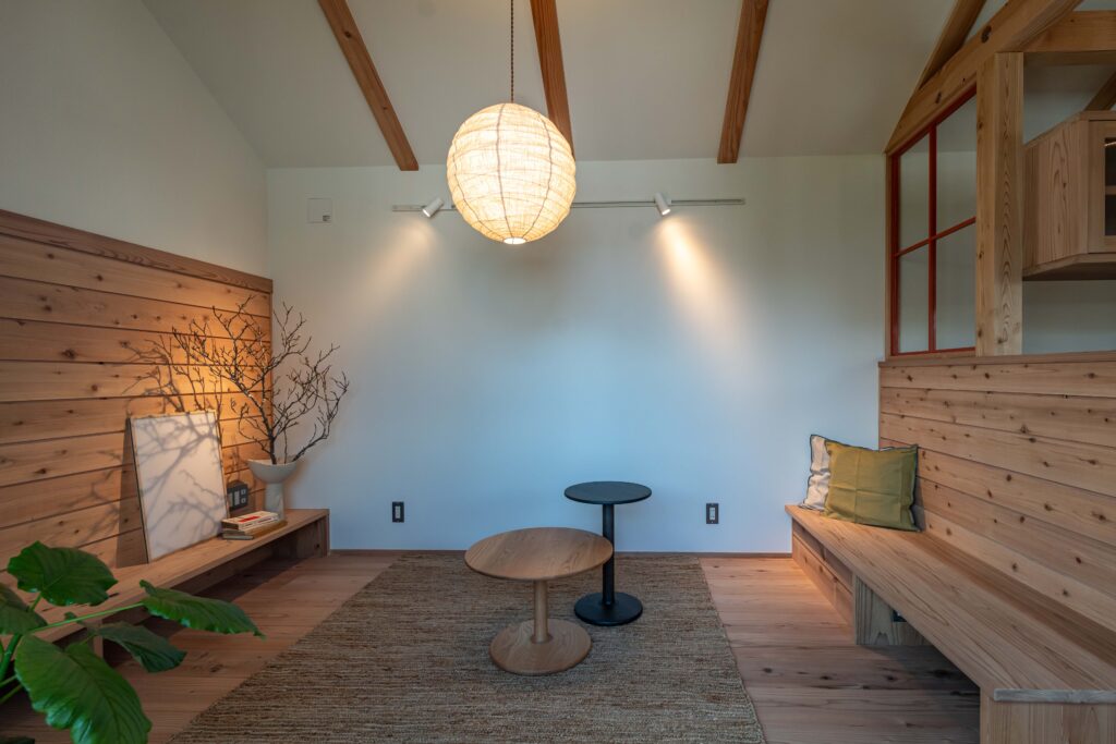 杉板張り　勾配天井　室内窓　ベンチ　2階リビング