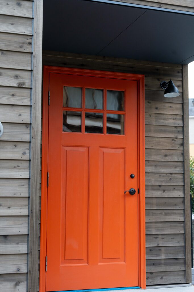 外観杉板張り　シンプソン玄関ドア