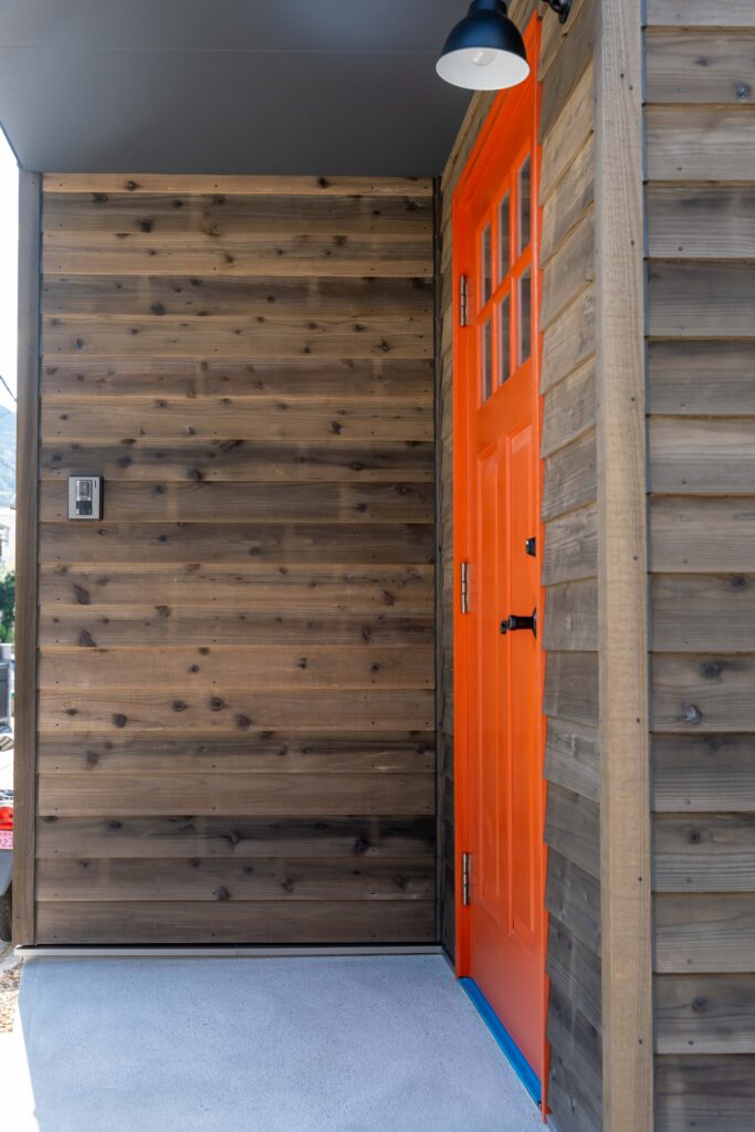 シンプソン　玄関ドア　木のドア　外壁杉板張り