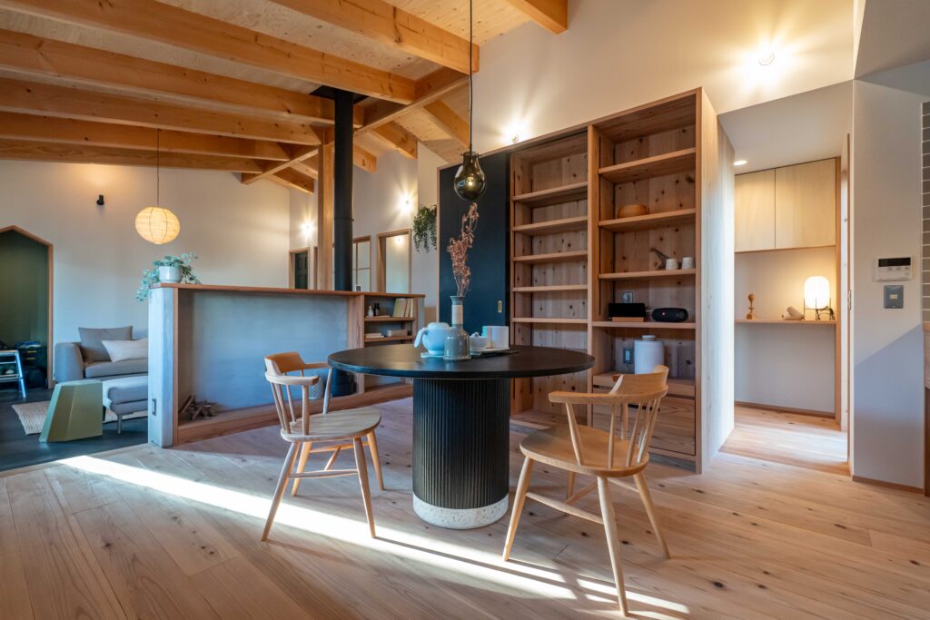 新築見学会 ヤマネコハウス
勾配天井の平屋のリビング