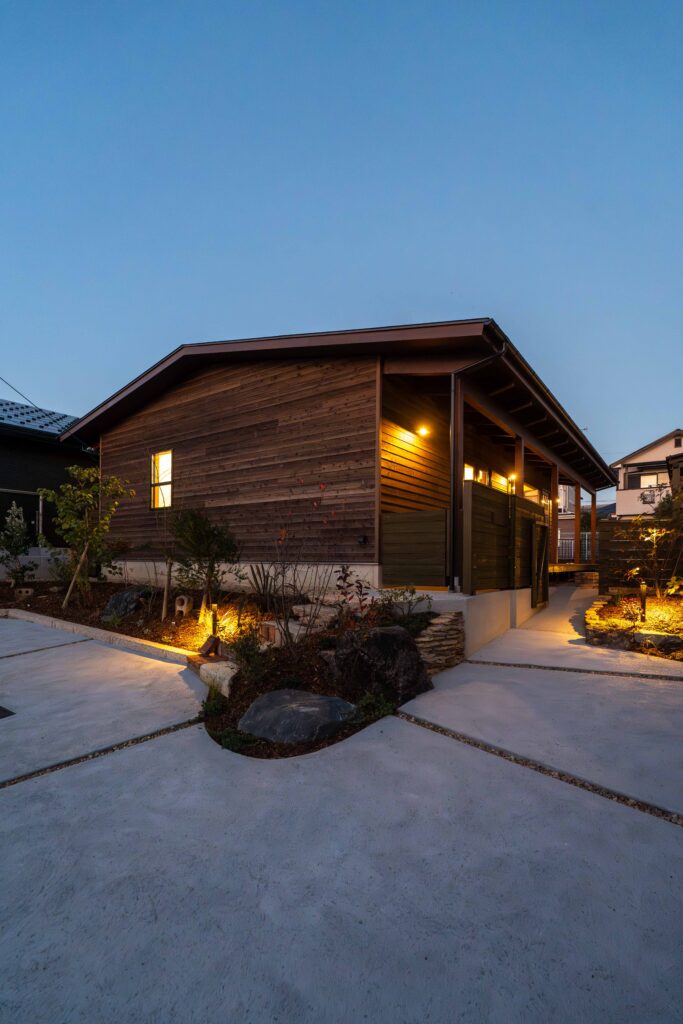 大津市南郷 新築平屋見学会 ヤマネコハウス 板張りの外観 夜景