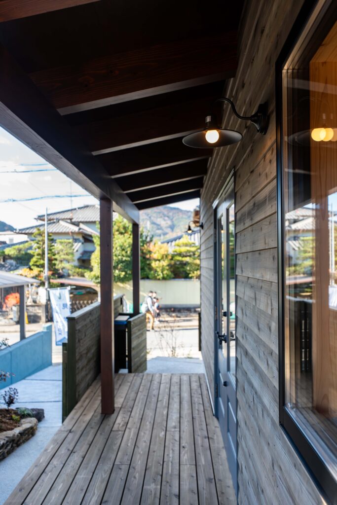 大津市南郷見学会 ウッドデッキ 玄関 板張りの外観 杉の家