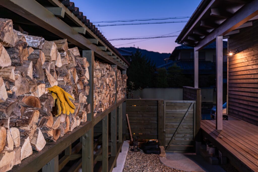 新築見学会 薪ストーブ用の薪 薪棚 ウッドデッキ