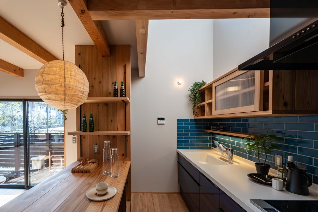 左京区岩倉新築見学会 ヤマネコハウス ひとりヤマネコの家 コンパクトな造作カウンター付キッチン
