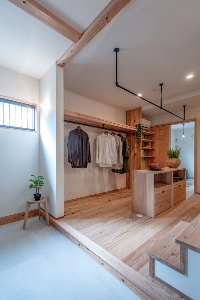 狭小住宅の玄関土間。可動棚と家族クローゼットが一体になった空間