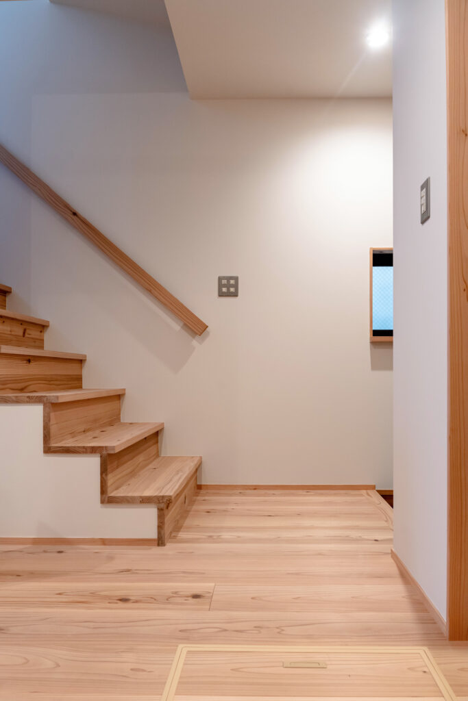 ヤマネコハウス　玄関　オリジナルの無垢杉の階段　杉の無垢床
