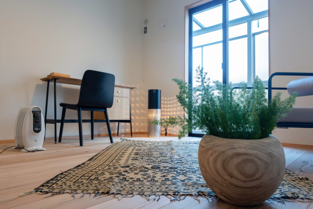 ヤマネコハウス　狭小住宅の寝室　無垢杉の床